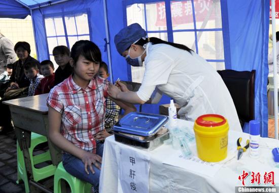 资料图：四川芦山为适龄儿童开展疫苗群体性预防接种。中新社发 安源 摄