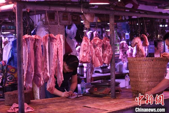 资料图为一农贸市场内的商家挂满充足的猪肉。<a target='_blank' href='http://www.chinanews.com/'>中新社</a>记者 陈超 摄